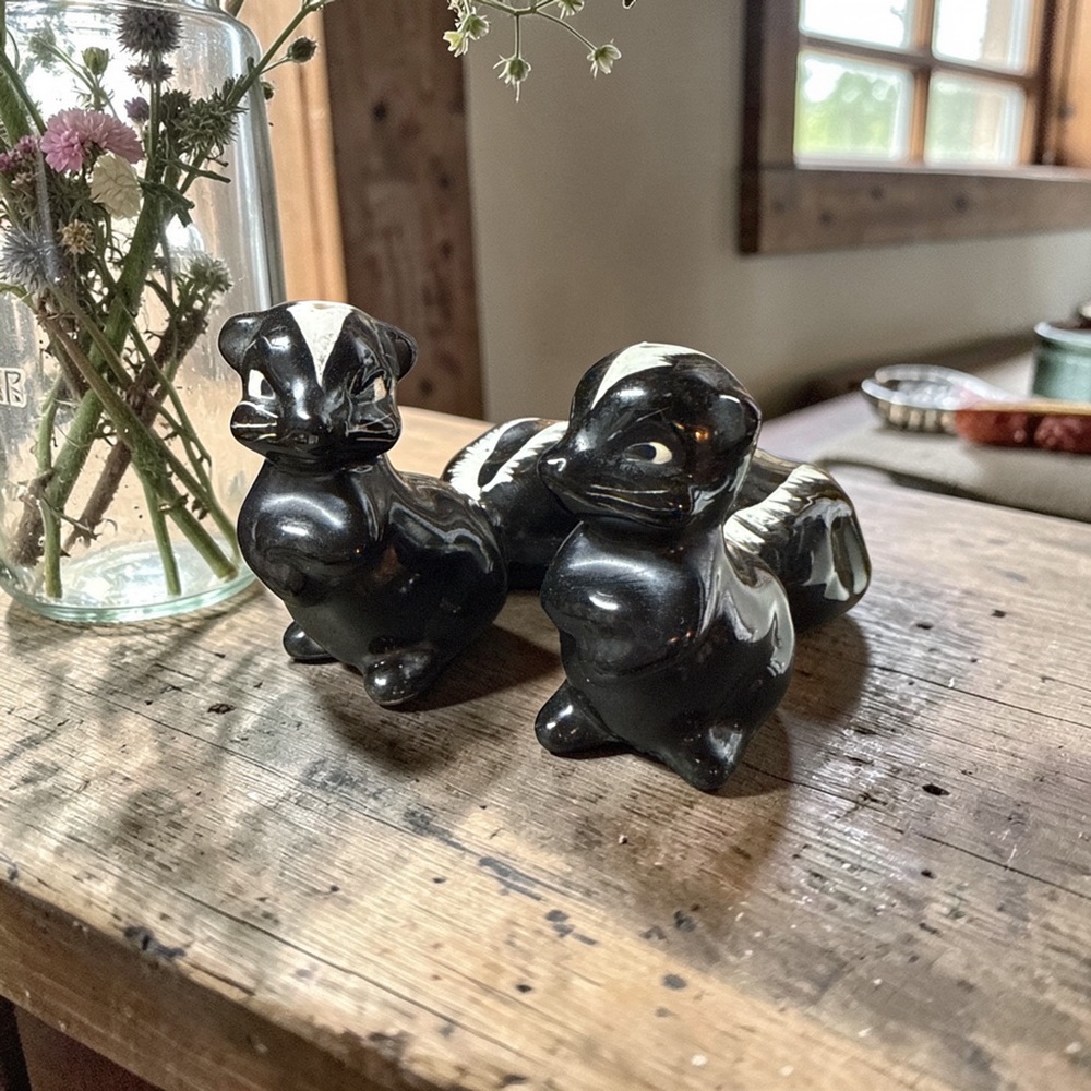 Vintage ceramic skunk figurines, salt and pepper shakers